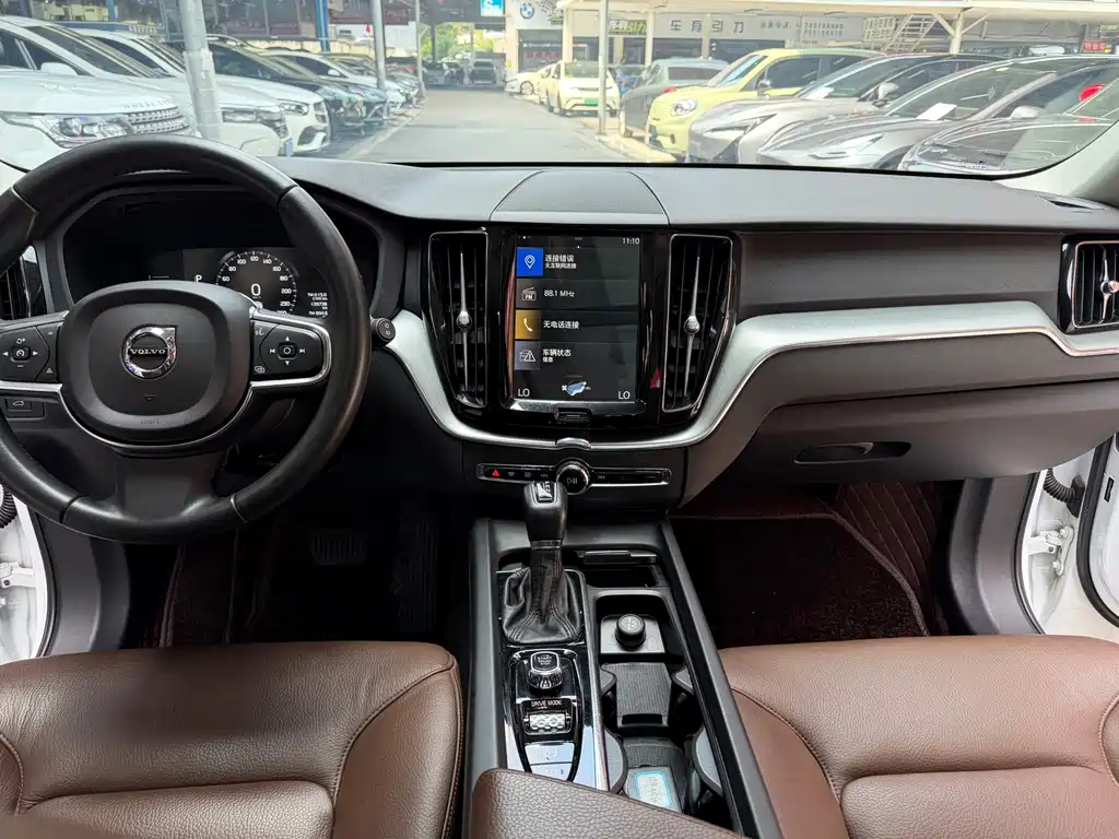 Volvo XC60 2018 — фото 15