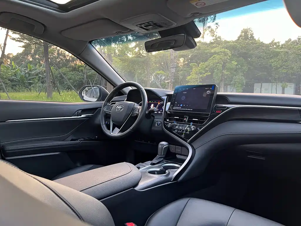 Toyota Camry 2023 — фото 13