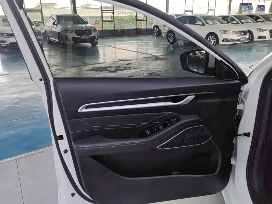 Geely Emgrand 2021