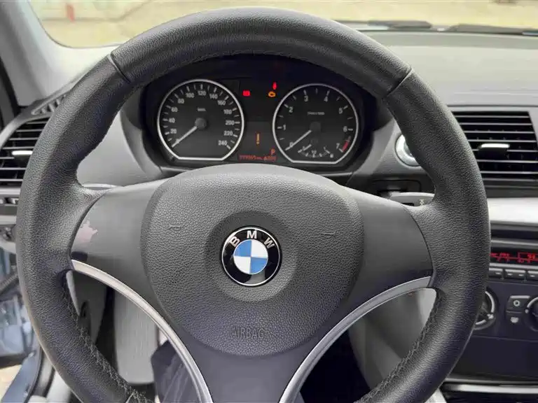 BMW 1 Series 2010 — фото 10