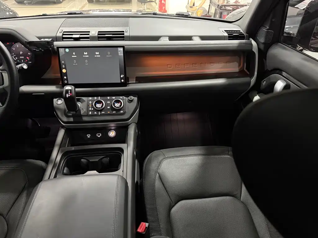 Land Rover Defender 2023 — фото 12