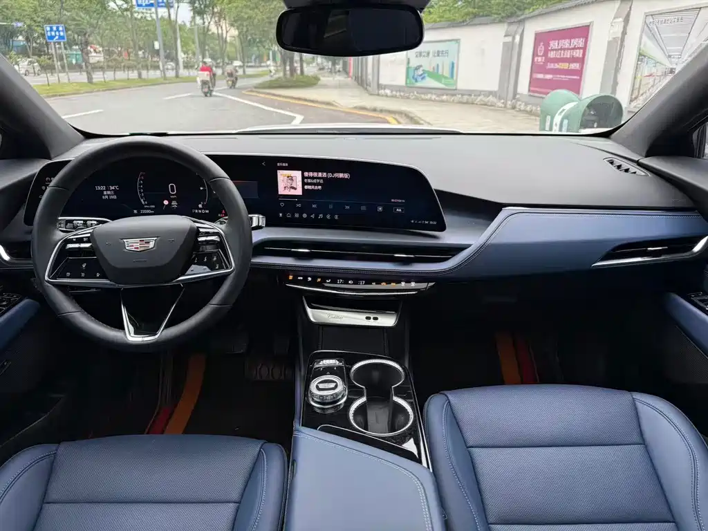 Cadillac GT4 2023 — фото 15