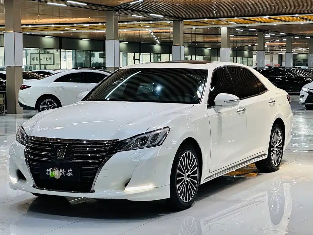 Toyota Crown 2018 — фото 1