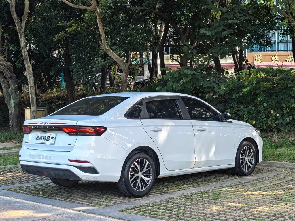 Geely Emgrand 2023