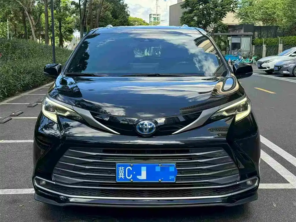 Toyota Sienna 2023 — фото 1