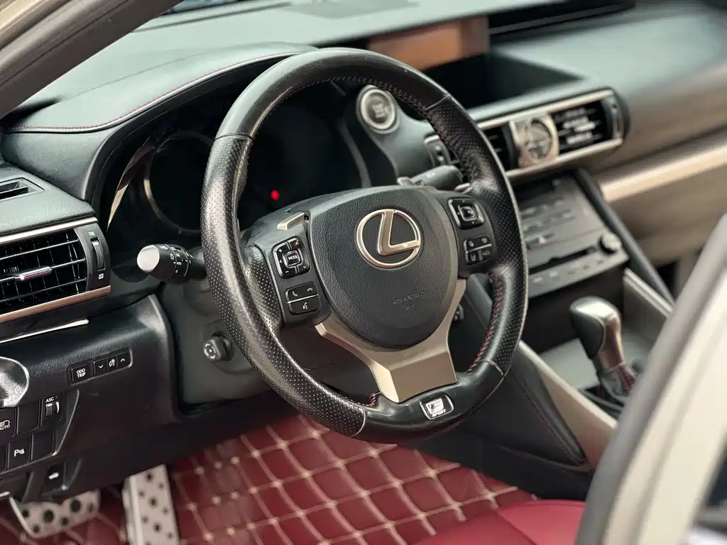 Lexus IS 2018 — фото 18