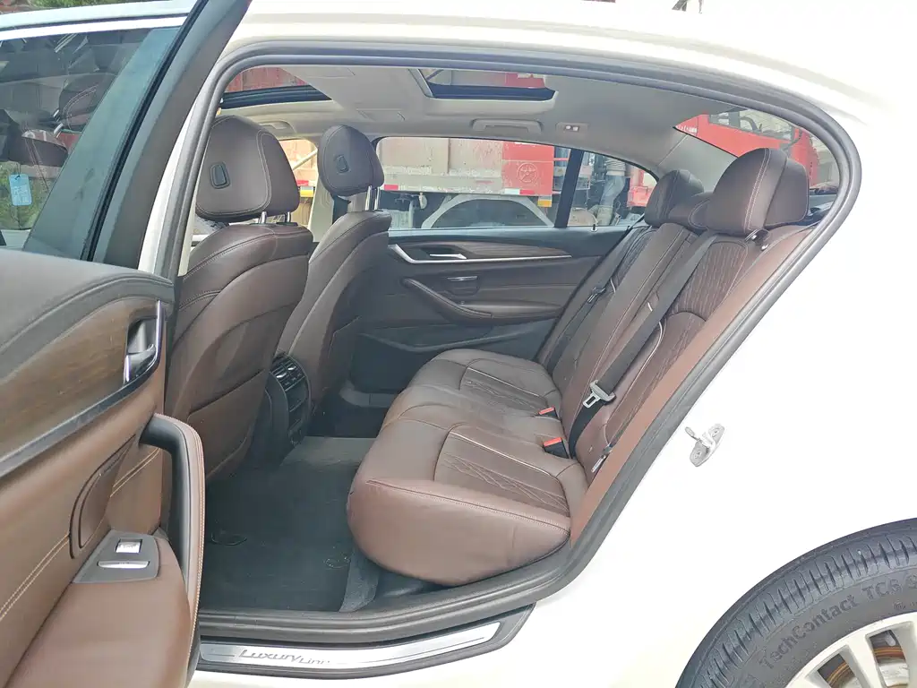 BMW 5 Series 2018 — фото 11