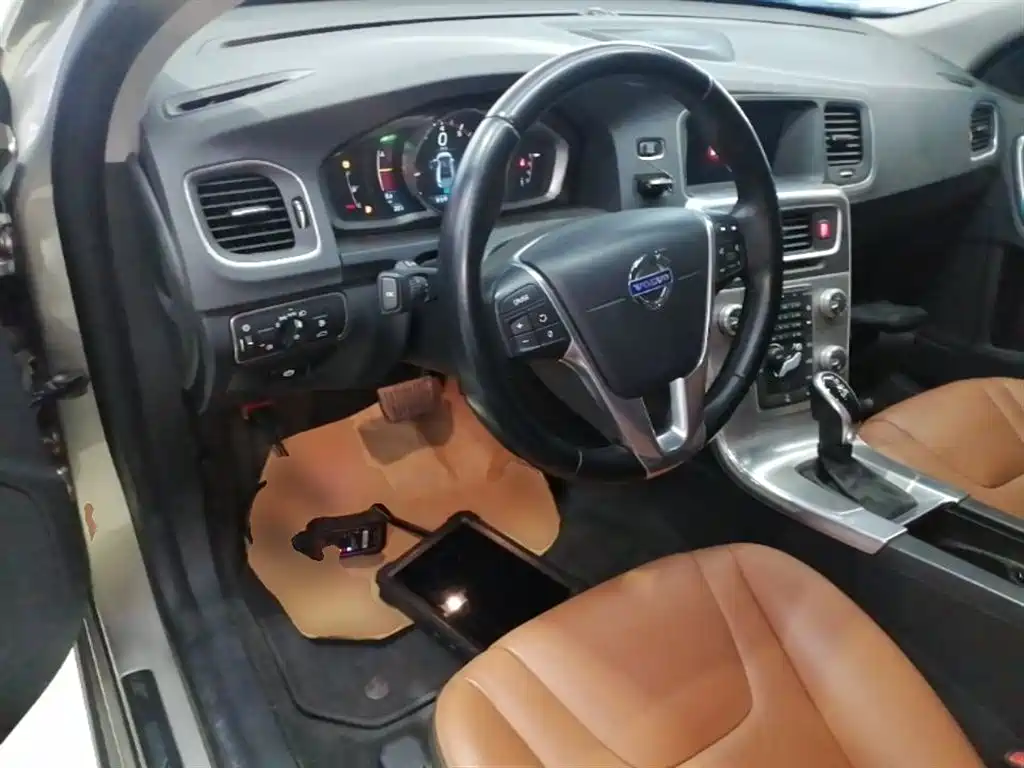 Volvo S60 2015 — фото 11