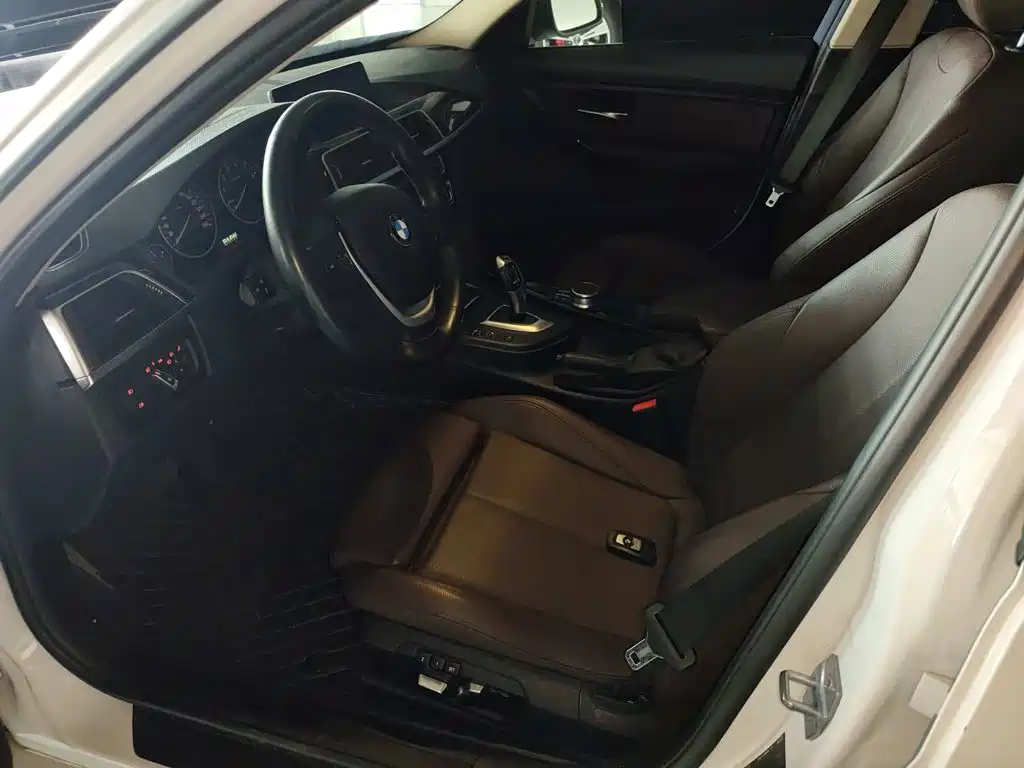 BMW 3 Series 2019 — фото 11