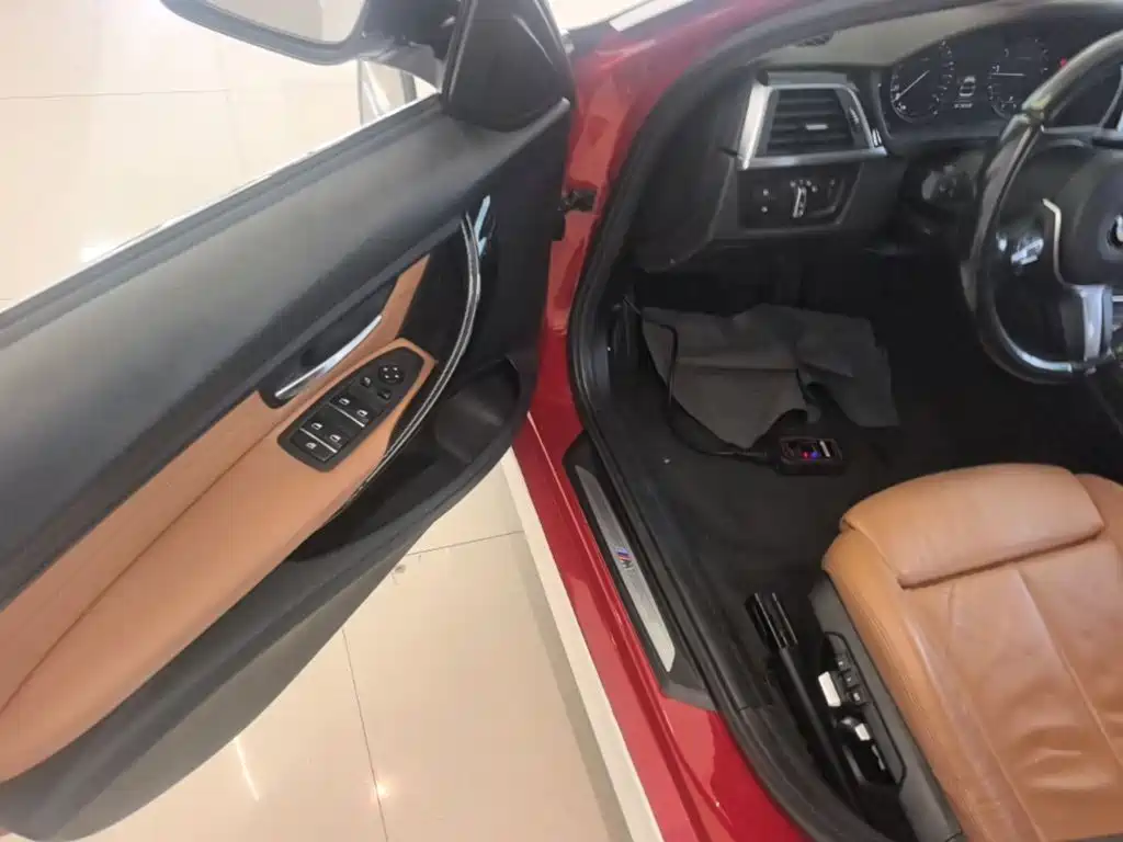 BMW 3 Series 2018 — фото 16