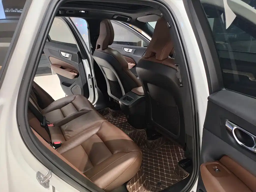 Volvo XC60 2022 — фото 12