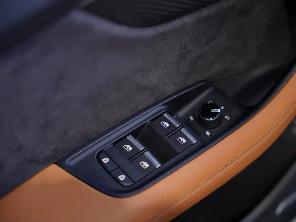 Audi RS Q8 2023 — фото 18