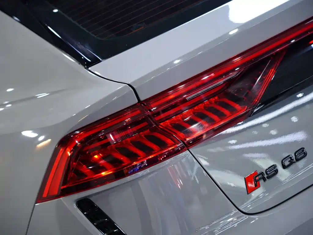 Audi RS Q8 2023 — фото 8