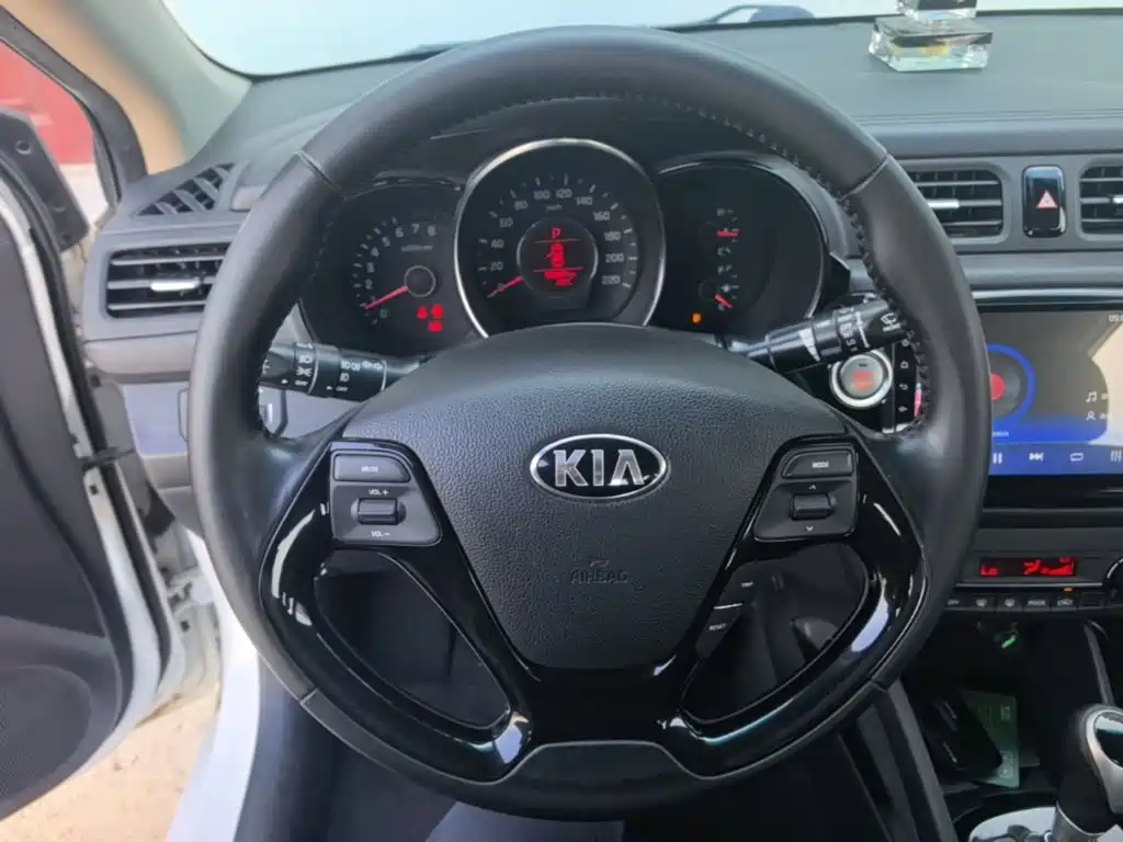 Kia K2 2015 — фото 11