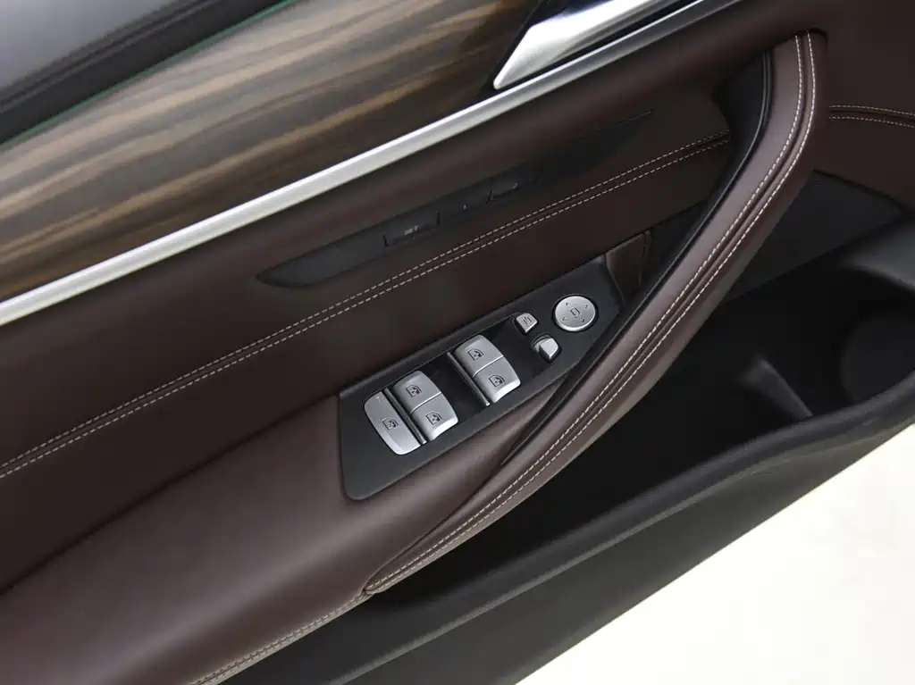 BMW 5 Series 2018 — фото 9