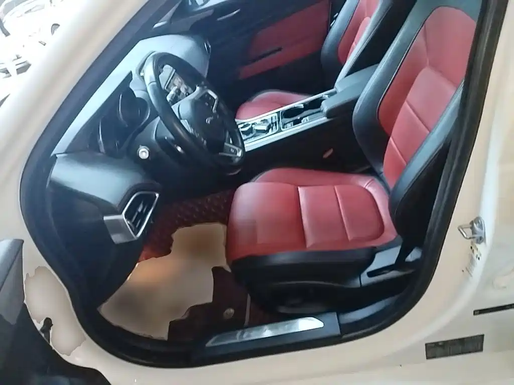 Jaguar XE 2017 — фото 15