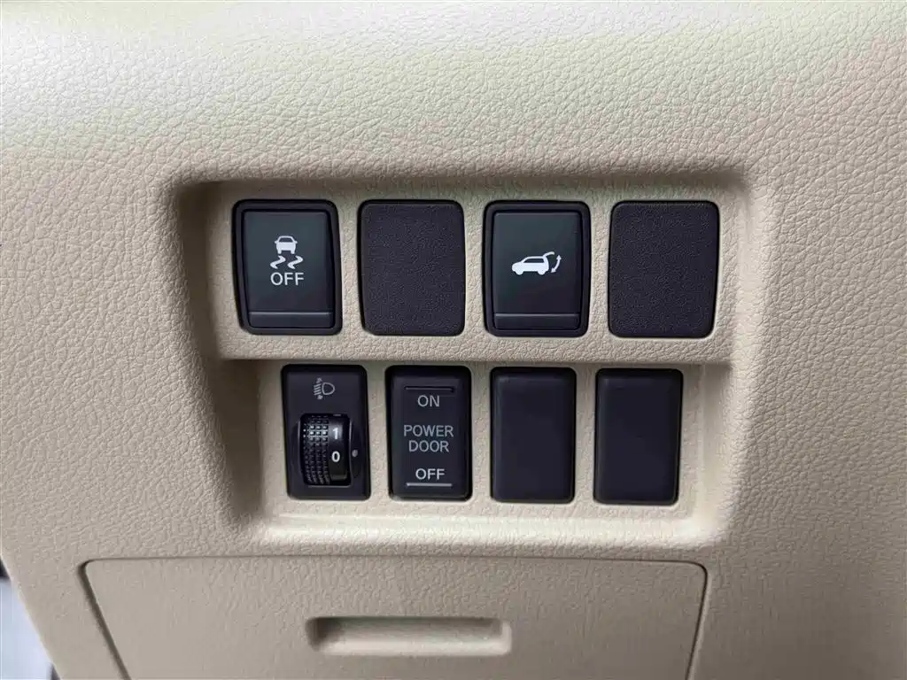 Nissan Quest 2016 — фото 17