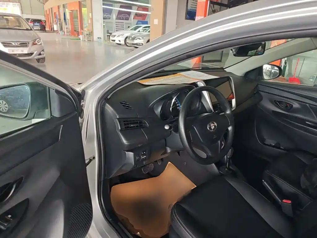 Toyota Yaris L 2017 — фото 10