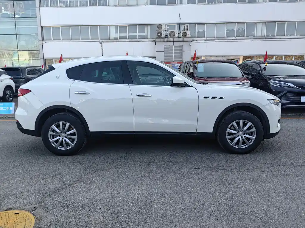 Maserati Levante 2017 — фото 11