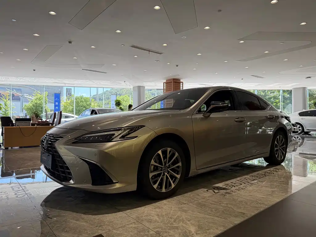 Lexus ES 2025 — фото 1