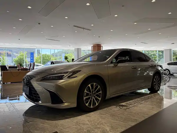 Lexus ES 2025