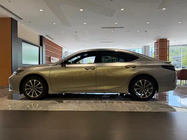 Lexus ES 2025