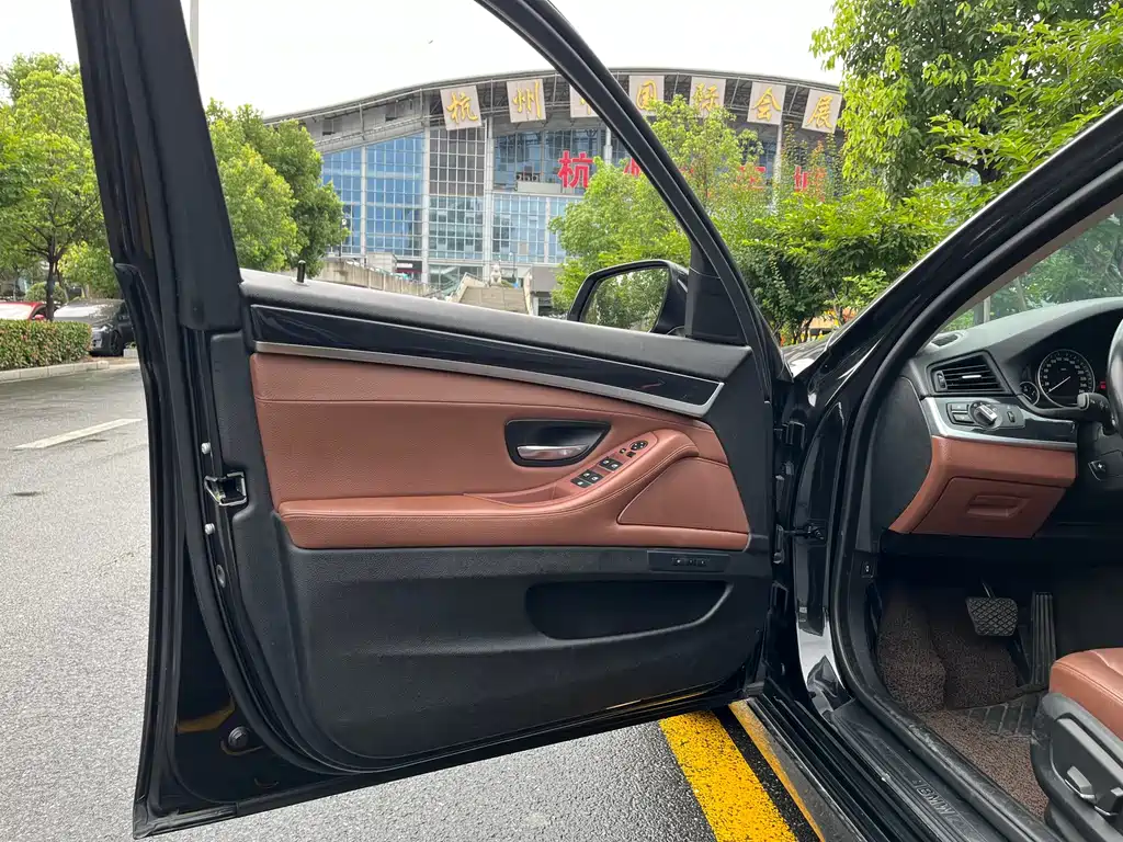 BMW 5 Series 2016 — фото 13