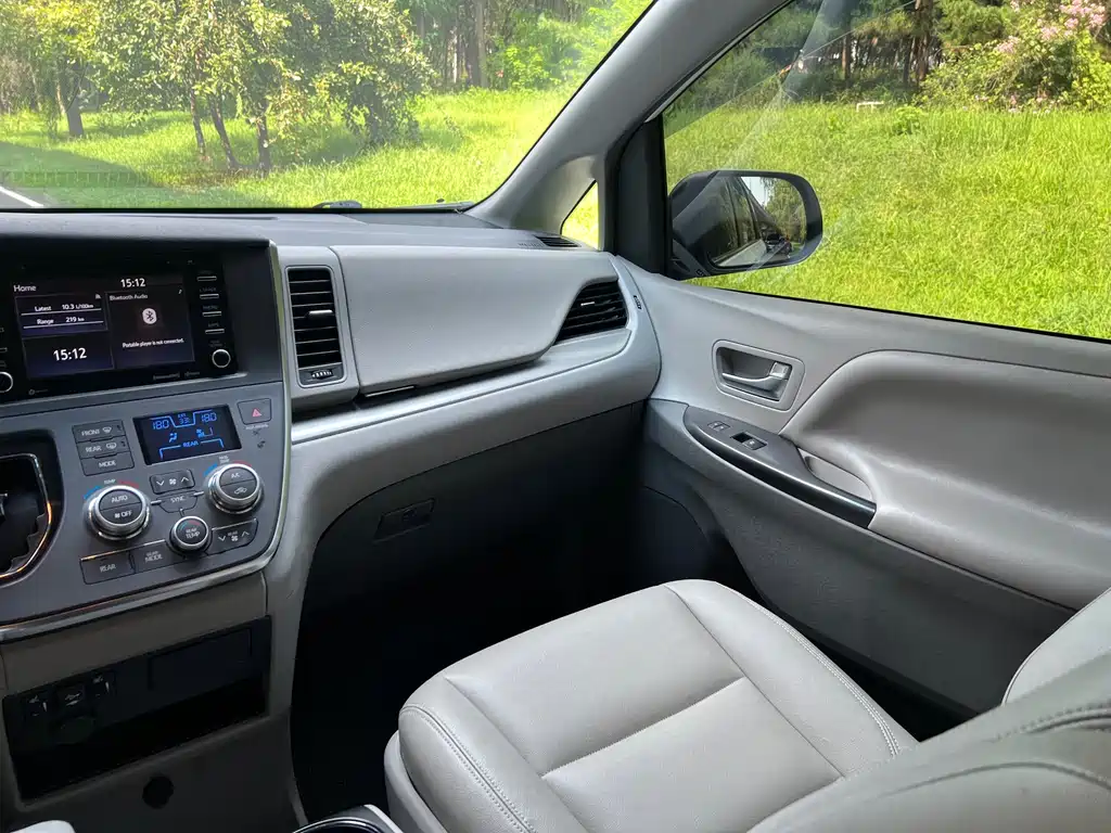 Toyota Sienna 2019 — фото 13