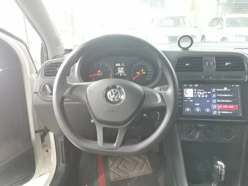 Volkswagen Polo 2017 — фото 11