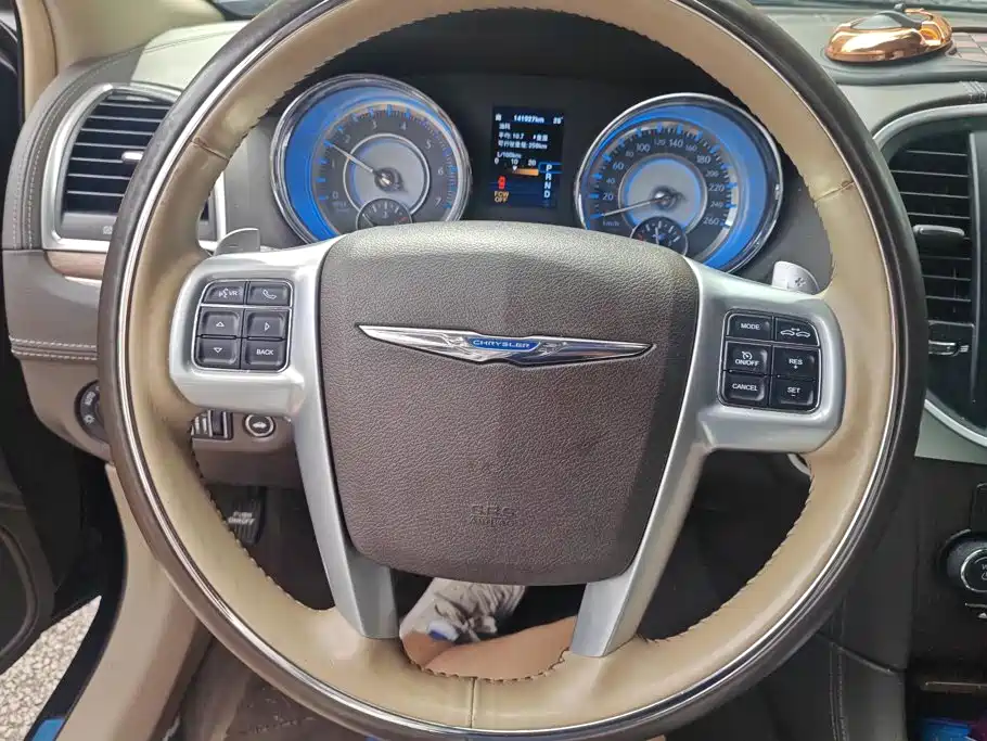 Chrysler 300C 2015 — фото 15