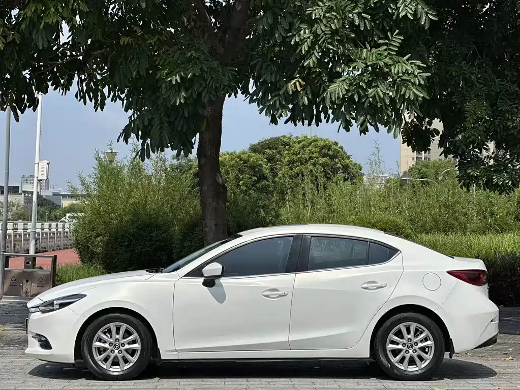 Mazda 3 Axela 2018 — фото 14