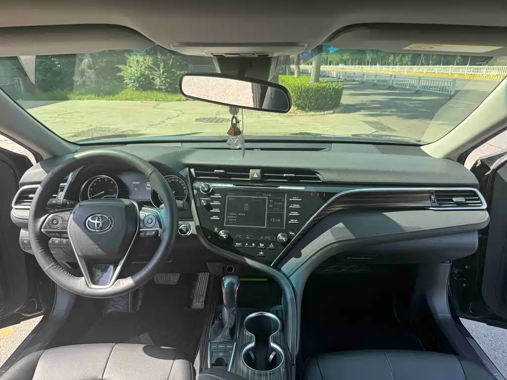 Toyota Camry 2018 — фото 12