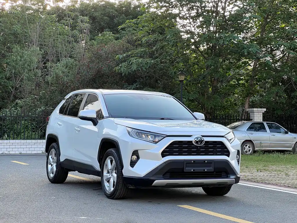 Toyota RAV4 2021 — фото 3