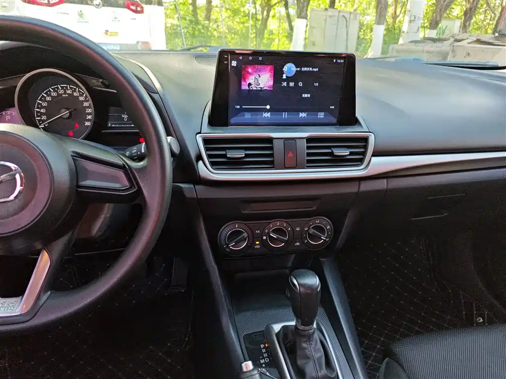 Mazda 3 Axela 2018 — фото 13