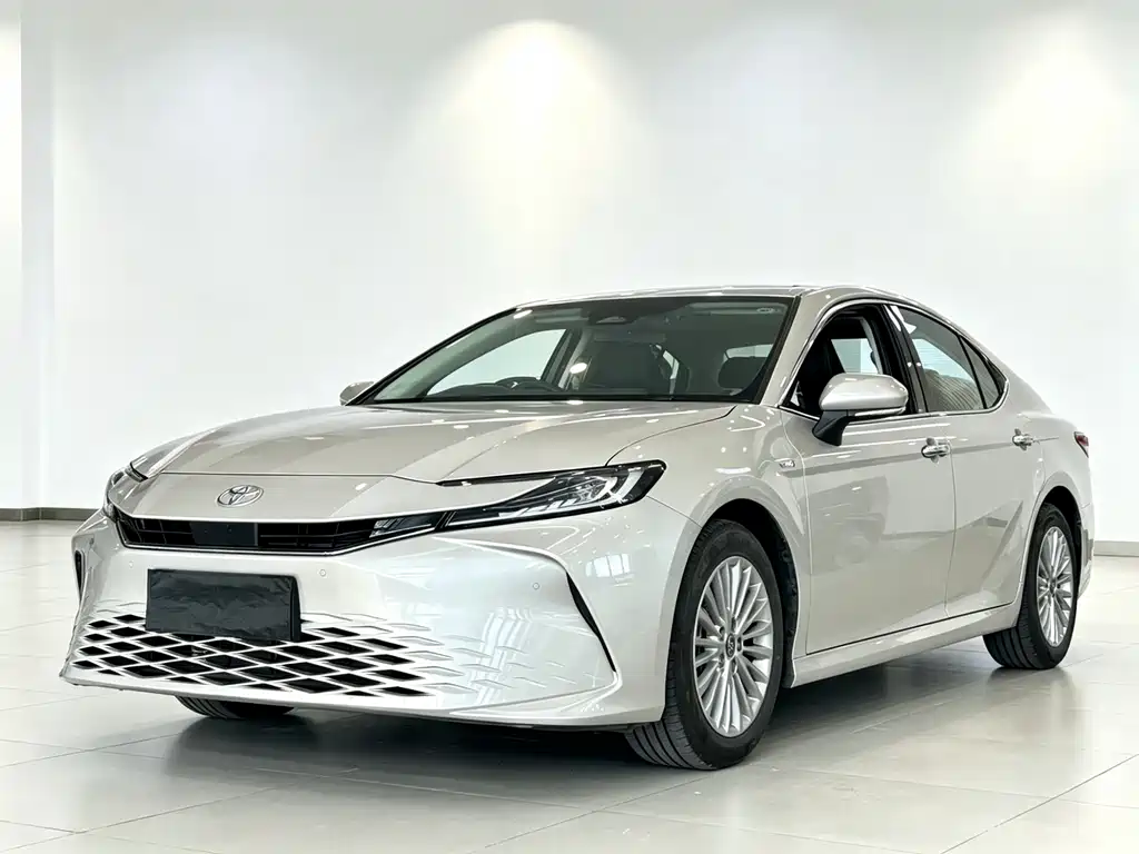Toyota Camry 2024 — фото 2