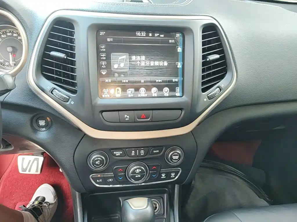 Jeep Cherokee 2019 — фото 13