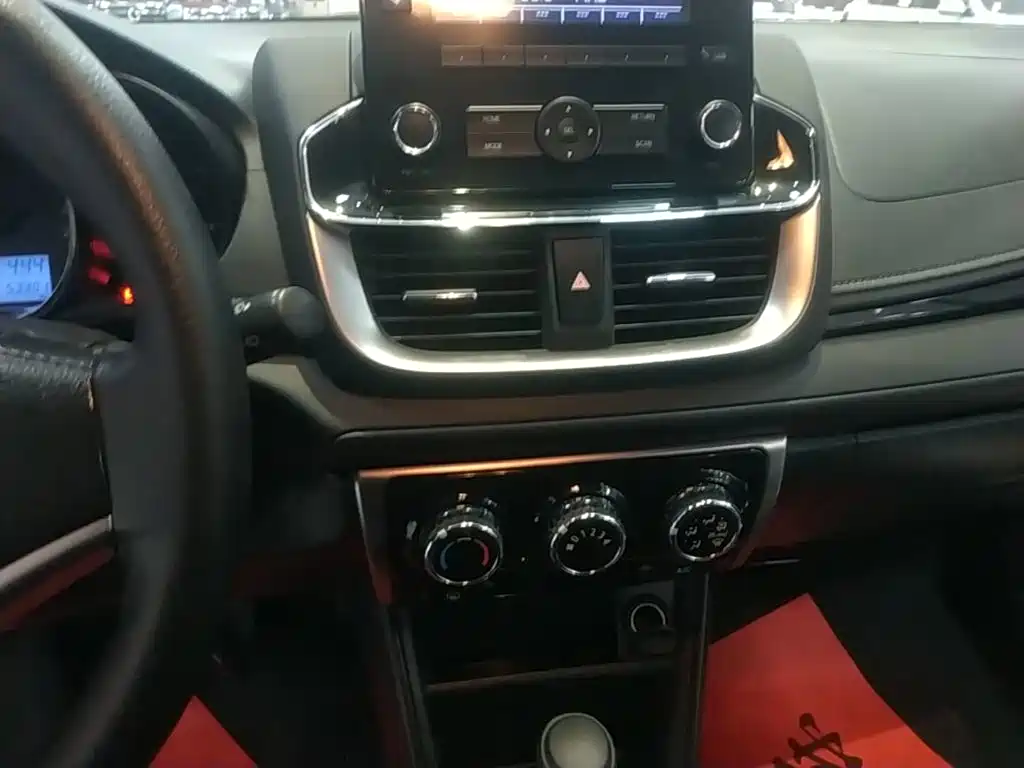 Toyota Yaris L 2020 — фото 13