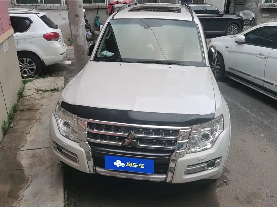 Mitsubishi Pajero 2015