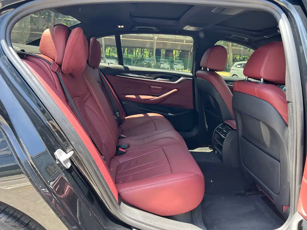 BMW 5 Series 2018 — фото 15