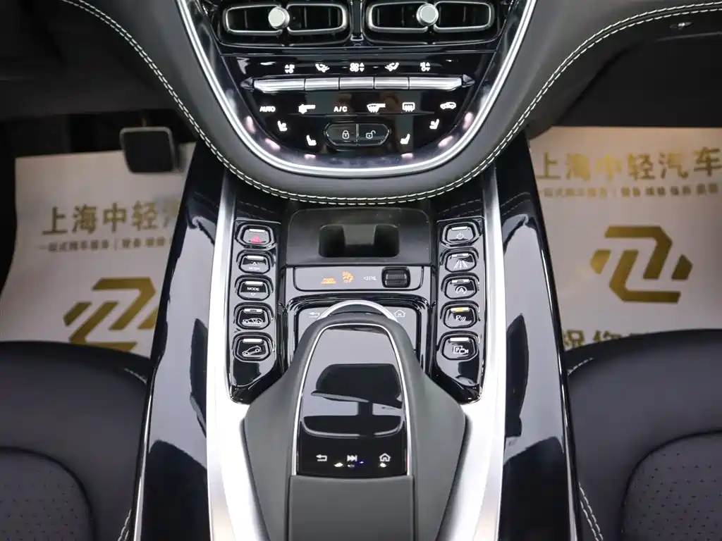 Aston Martin DBX 2025 — фото 14