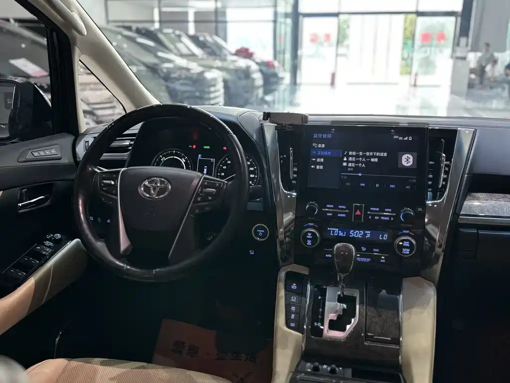 Toyota Vellfire 2023 — фото 15