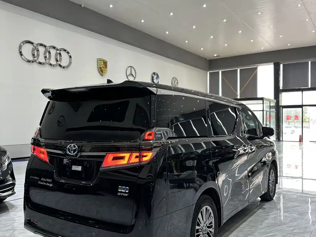 Toyota Vellfire 2023 — фото 18