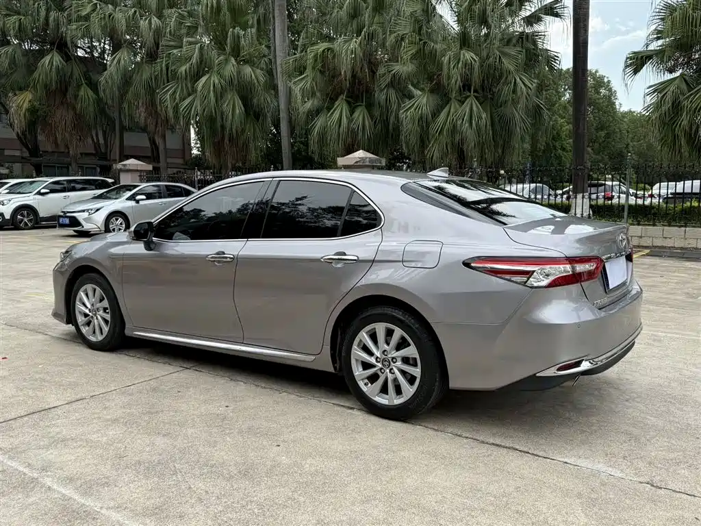 Toyota Camry 2023 — фото 7