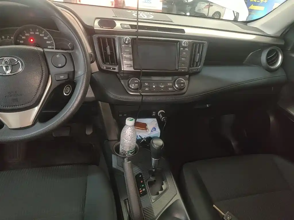 Toyota RAV4 2015 — фото 13