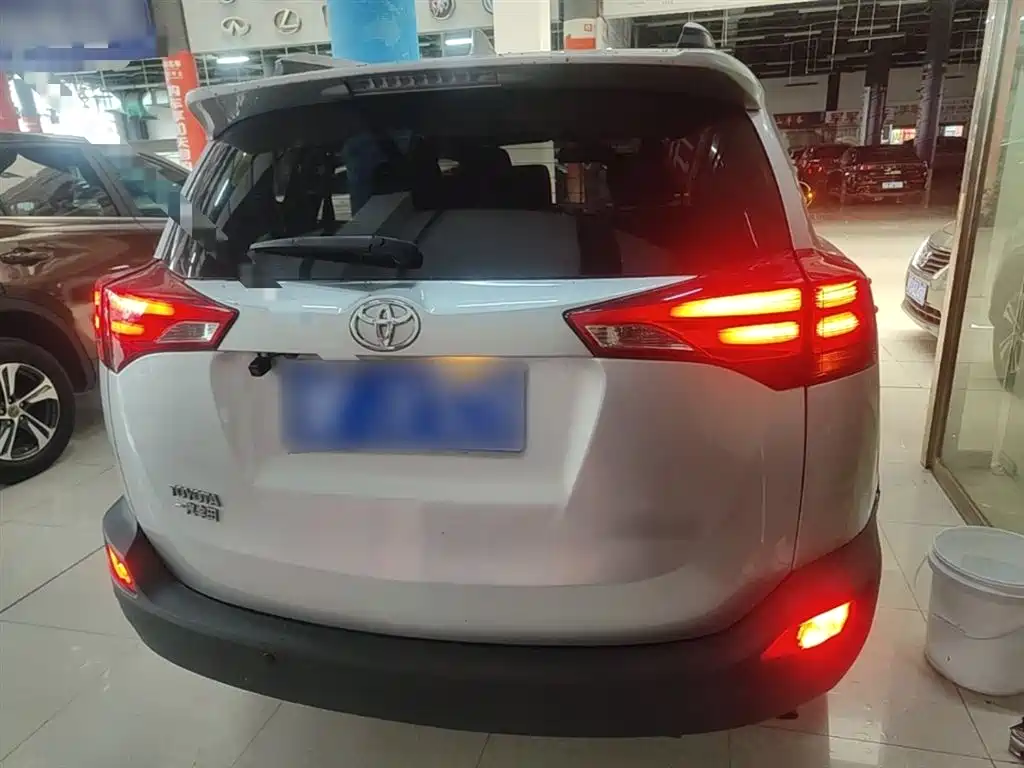 Toyota RAV4 2015 — фото 6