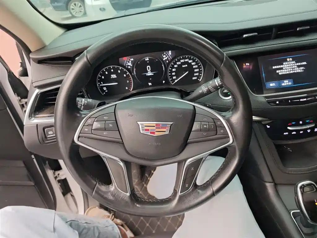 Cadillac XT5 2018 — фото 11