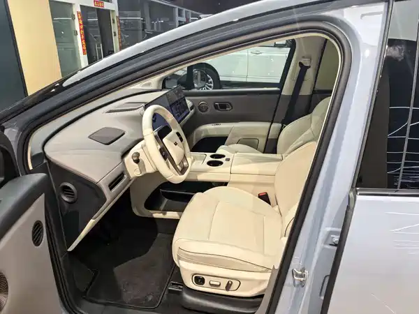 Li Auto i8 2025