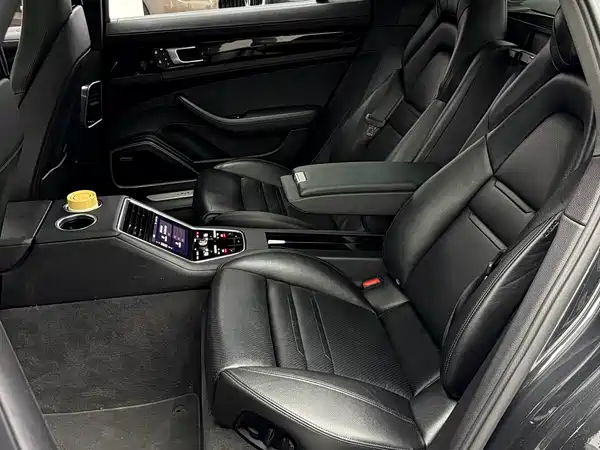 Porsche Panamera 2021
