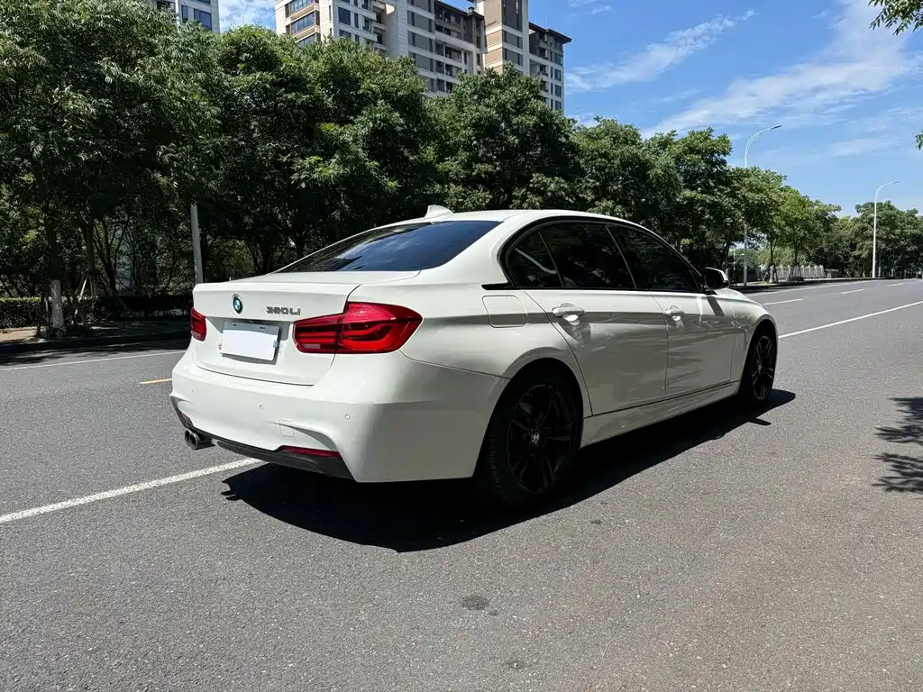 BMW 3 Series 2018 — фото 11