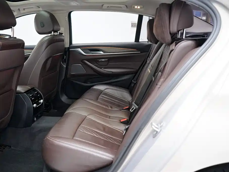 BMW 5 Series 2019 — фото 10